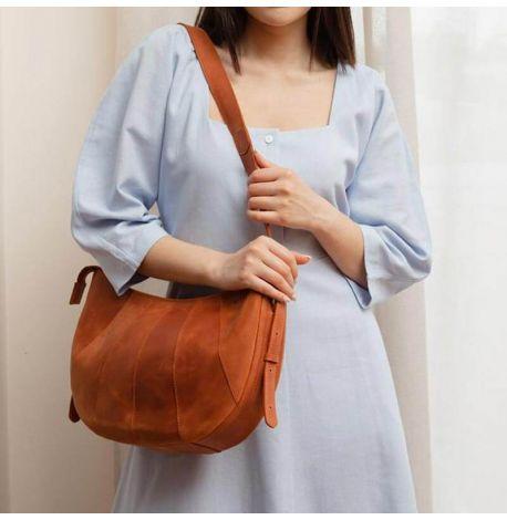 Сумка женская кожаная «Круассан» (светло-коричневая)