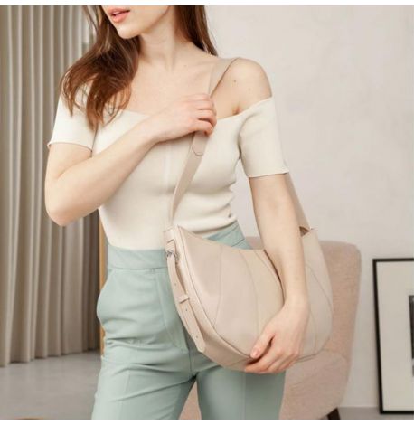 Кожаная женская сумка «Круассан» (светло-бежевая) кожа krast