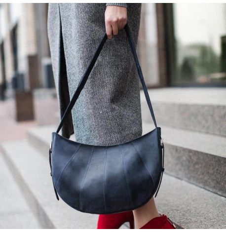 Сумка женская кожаная "Круассан" (темно-синяя)