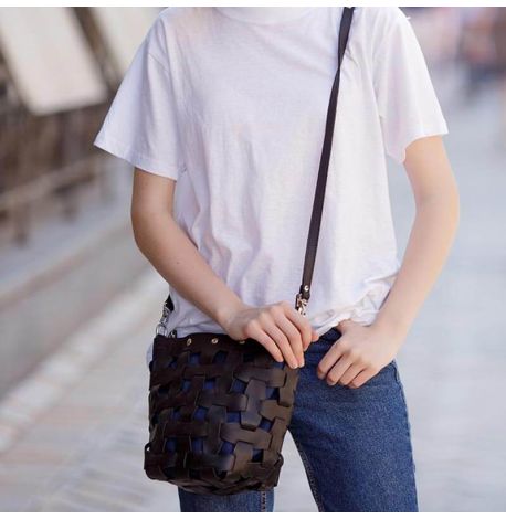 Женская кожаная плетеная сумка «Пазл М» (черная) кожа Crazy Horse