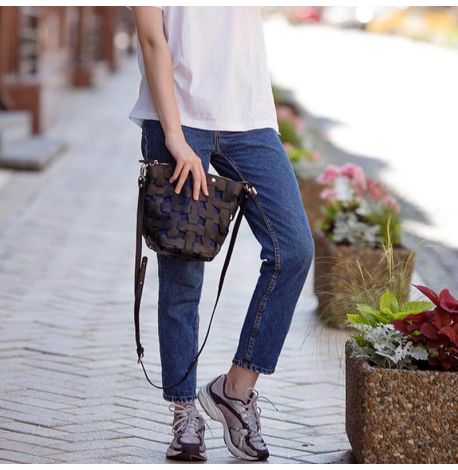 Женская кожаная плетеная сумка «Пазл М» (черная) кожа Crazy Horse