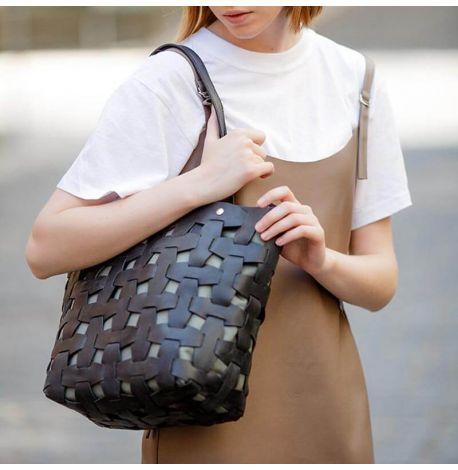 Женская кожаная плетеная сумка «Пазл L» (черная)