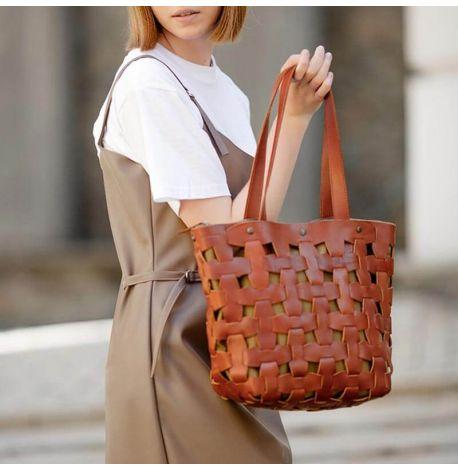 Женская кожаная плетеная сумка «Пазл L» (светло-коричневая)