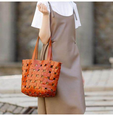 Женская кожаная плетеная сумка «Пазл L» (светло-коричневая)