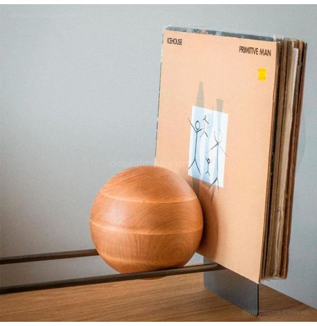 Підставка для вінілових платівок або книг з дерев'яною кулею