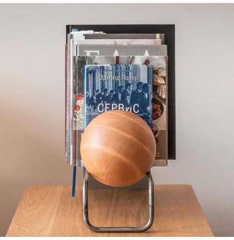 Підставка для вінілових платівок або книг з дерев'яною кулею