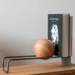 Підставка для вінілових платівок або книг з дерев'яною кулею
