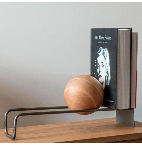 Підставка для вінілових платівок або книг з дерев'яною кулею