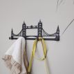 Настінна вішалка для одягу Tower Bridge (чорна), 50х16 см