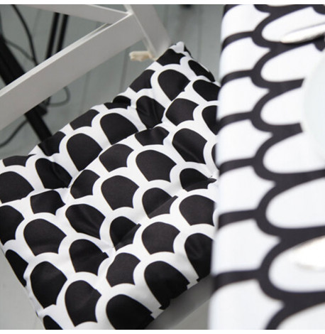 Подушка на стілець із зав'язками «Лускатий чорно-білий візерунок»