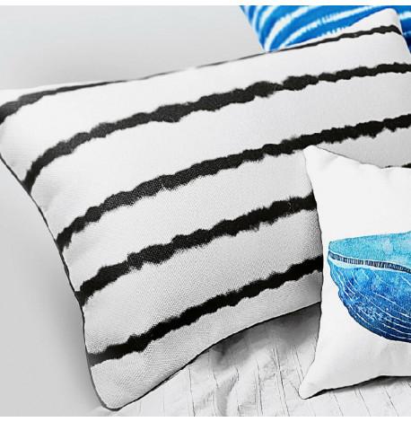 Подушка "Черные полосы на белом фоне", 45х32 см