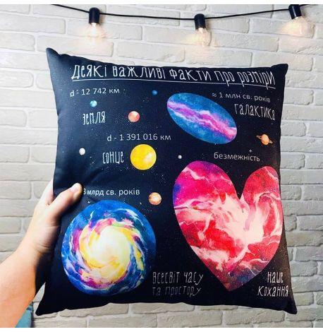 Подушка «Деякі важливі факти про розміри» (40х40 см)