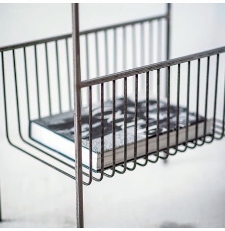 Минималистичный консольный столик с корзиной (металл)