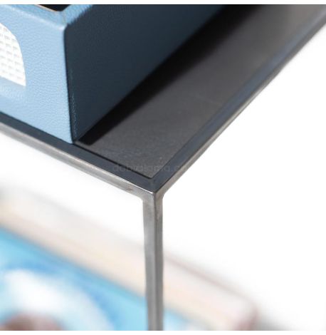 Минималистичный консольный столик с корзиной (металл)