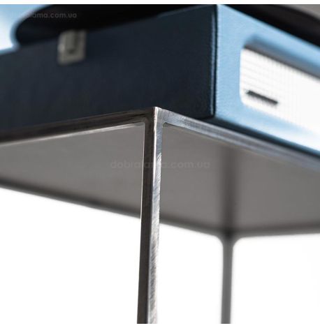 Минималистичный консольный столик с корзиной (металл)