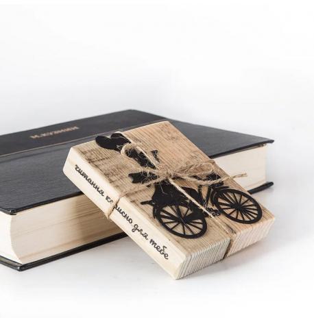 Закладка для книг «Девочка на велосипеде с шариками»