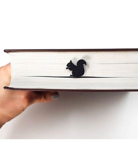 Закладка для книг «Белка с шишкой»