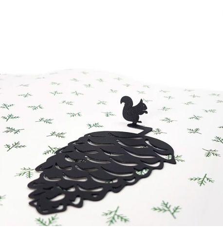 Закладка для книг «Белка с шишкой»