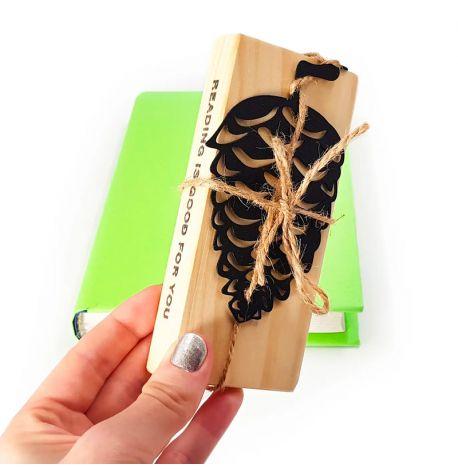 Закладка для книг «Белка с шишкой»