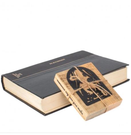 Закладка для книг «Читающая девушка»