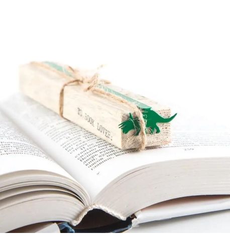 Закладка для книг «Динозавр Трицератопс»