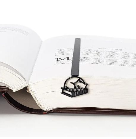 Закладка для книг «Кошка на книгах»