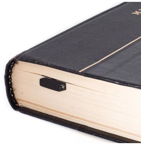 Закладка для книг «Кішка зі стопкою книг»