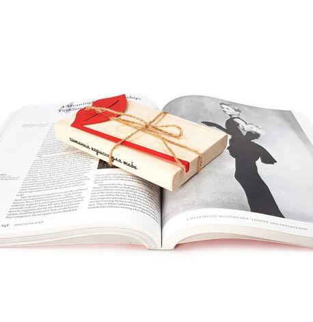 Закладка для книг «Красные губы»