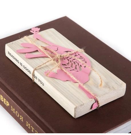 Закладка для книг «Танцующий пасхальный заяц» (розовый цвет)