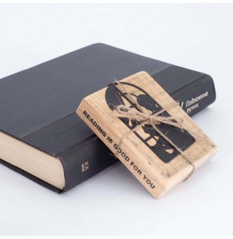 Закладка для книг «Читающий мальчик»