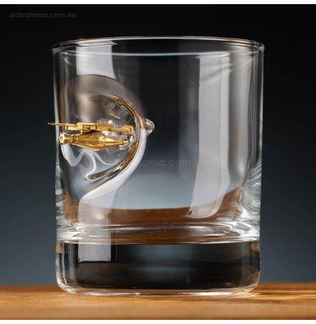 Стакан для виски с FPV-дроном