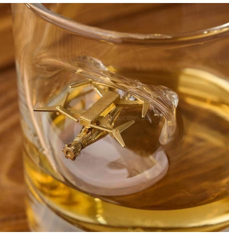 Стакан для виски с FPV-дроном