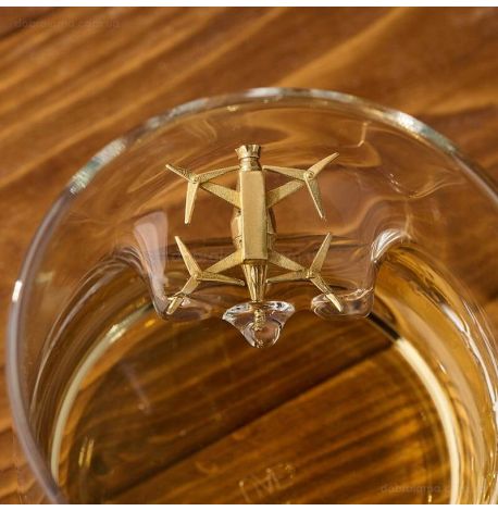 Стакан для виски с FPV-дроном