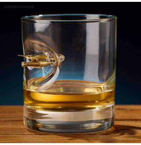 Стакан для виски с FPV-дроном