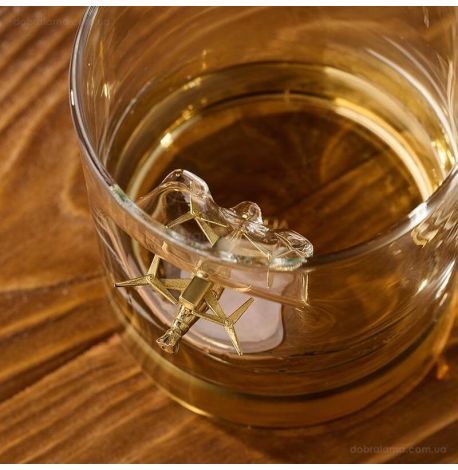 Стакан для виски с FPV-дроном