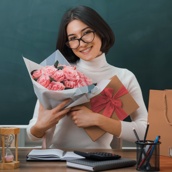 Що подарувати вчителю на 8 березня