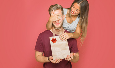 Що подарувати хлопцеві на річницю стосунків?