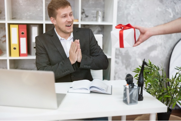 Ідеї подарунків колегам на 1 жовтня